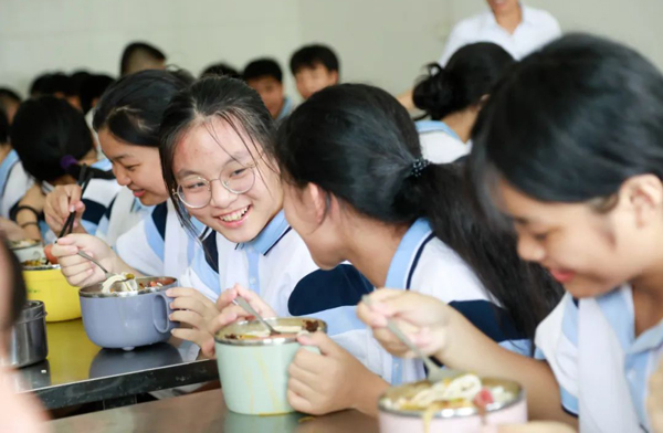白沙三中學生在學校食堂吃上心心念念的螺螄粉。郭曉楓攝