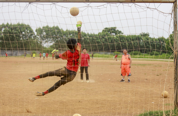 足球课上，白沙三中学生练习守门。郭晓枫摄
