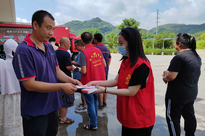 发放消防知识宣传资料。龙浩摄