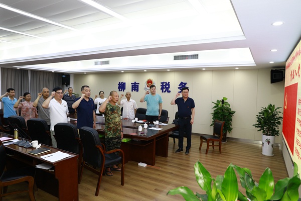 重温入党誓词。黄琼宝摄