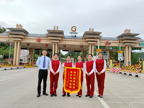 百色高速靖西分公司获退伍老兵赠送锦旗 (2)