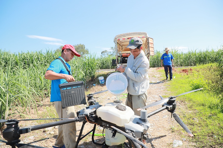 图为工作人员对无人机进行作业前的准备工作