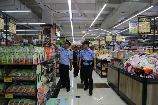 警員仔細檢查超市設施設備安全