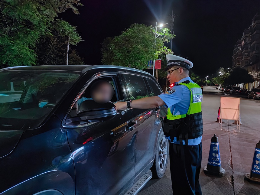 警方检查酒驾