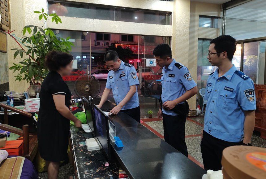 民警到宾馆检查人员登记情况