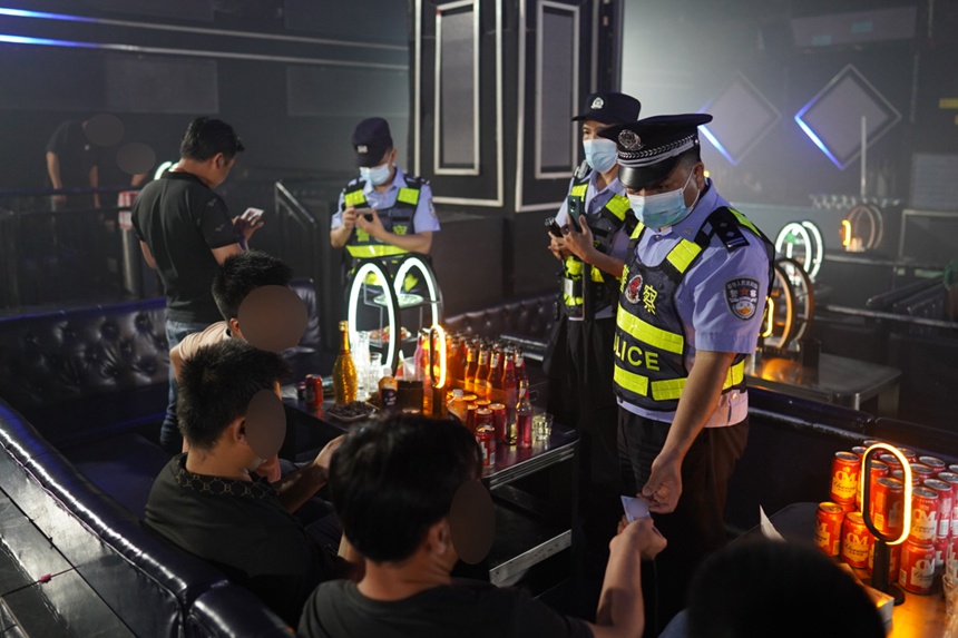 民警到娱乐场所检查