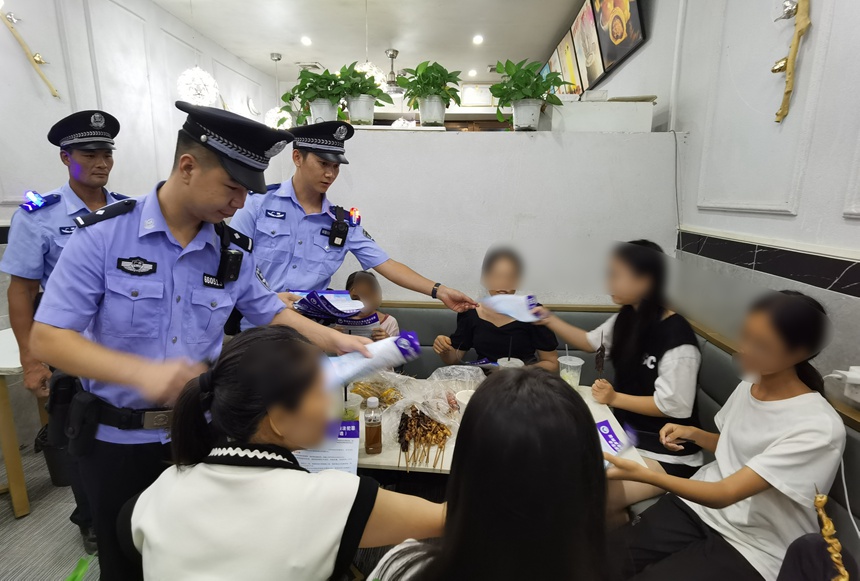 民警同步发放宣传资料