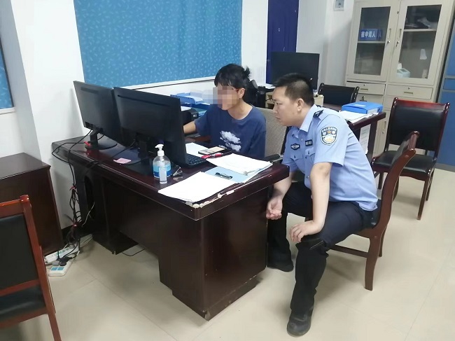 民警耐心帮助考生填报志愿