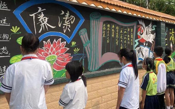 港口区第四小学开展“敬廉崇洁”书画板报比赛。林冬野摄