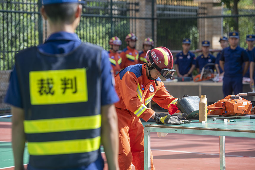 参赛人员在认真比赛中。何华文摄