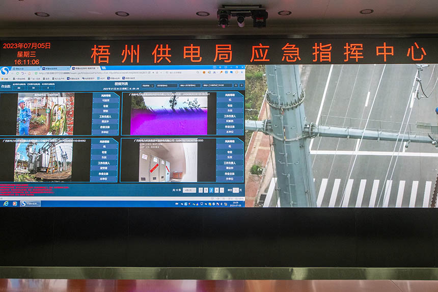 在应急指挥中心可以实时监测到无人机的监控画面。何华文摄