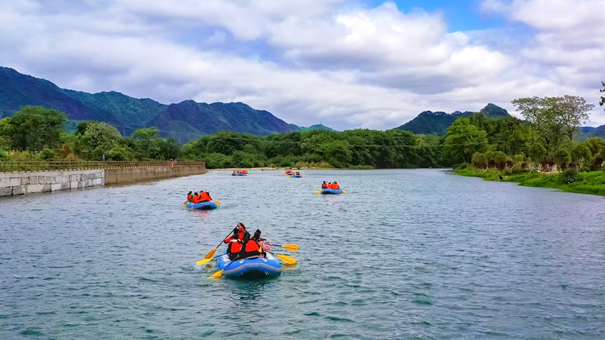 资源县中峰漂流，水质清凉，避暑嬉水让人流连忘返