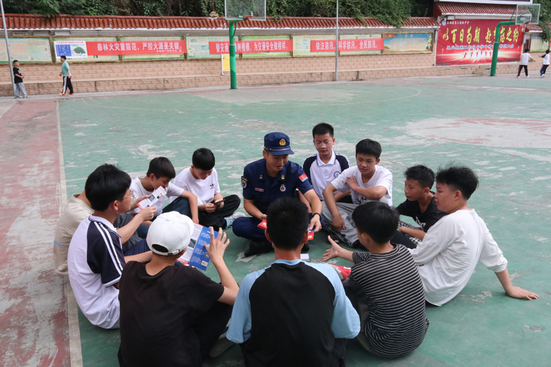 宣传员与学生席地而坐交流