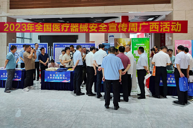 嘉宾在展区了解医疗器械产品。覃炫铭摄