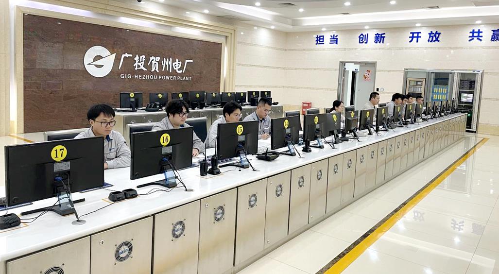 广投贺州电厂运行人员监控电力生产运营画面。 安兵摄