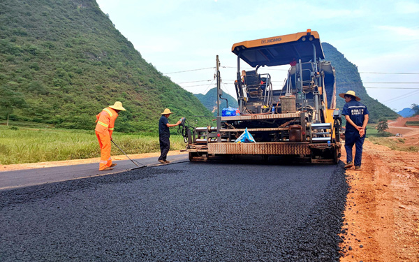 靖西市新圩至大甲二级公路施工现场。靖西市融媒体中心供图