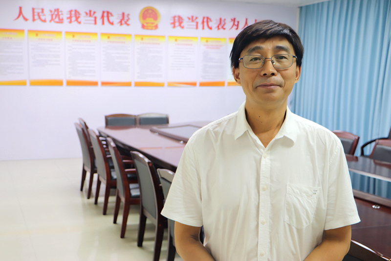 黄文坚正在接受记者采访。张泳鸿摄