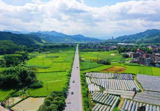 国道321线蒙山县西河镇古排新圩峡口路段。潘珏云摄
