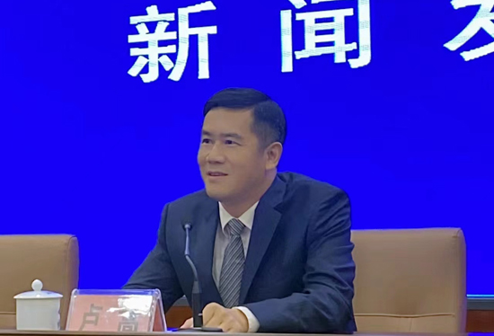 灌阳县委书记卢嵩在新闻发布会上介绍灌阳相关情况。