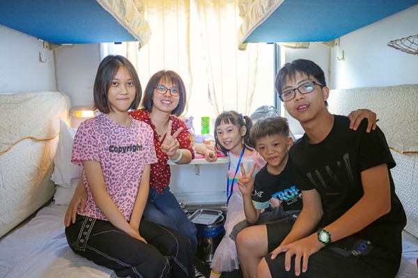 游客在車廂裡合影。宋依潔攝