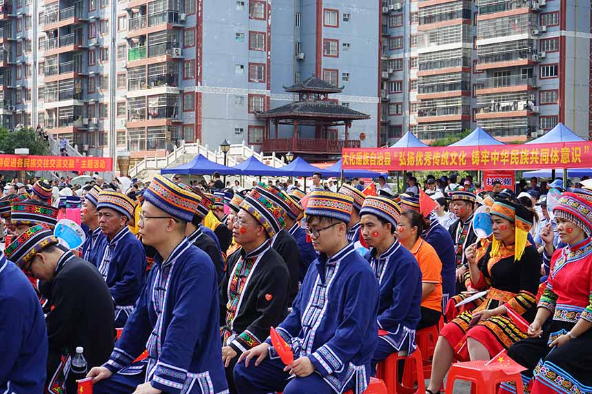 现场气氛热烈，共同欢庆节日。覃缘摄