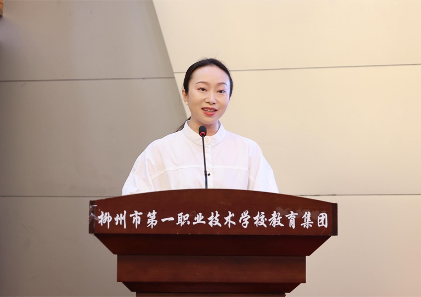 龚婷副校长致辞。黄纯廷摄