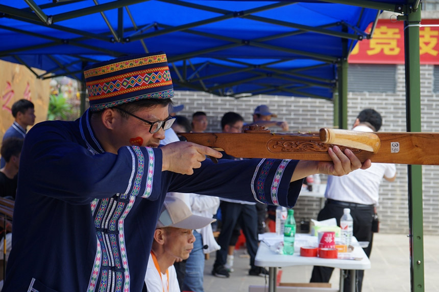 瑶族群众在射弩比赛中。覃缘摄