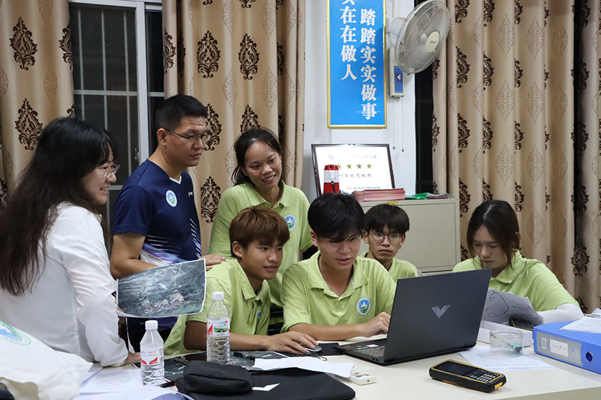 同学们在老师的指导下整理数据。贺鹏飞摄