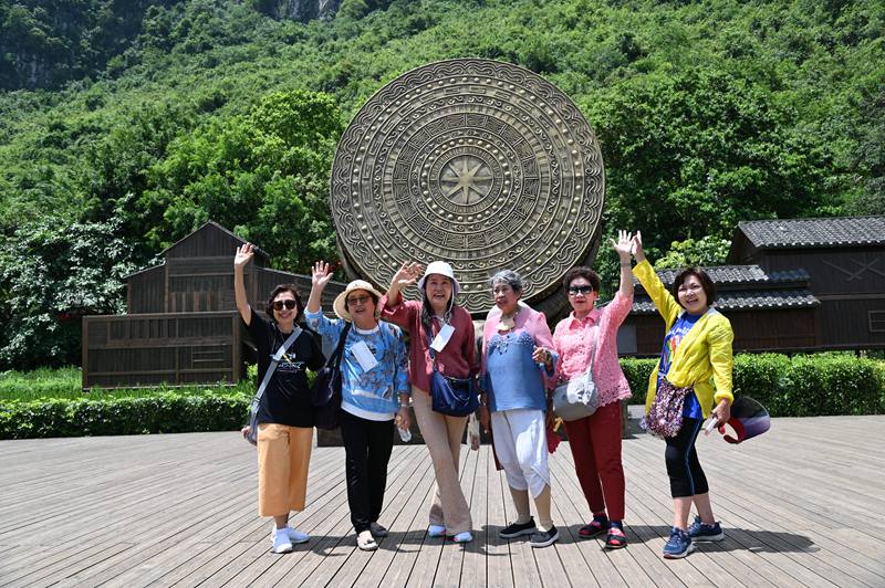 图为泰国游客在德天瀑布景区内拍照留念。大新县委宣传部供图