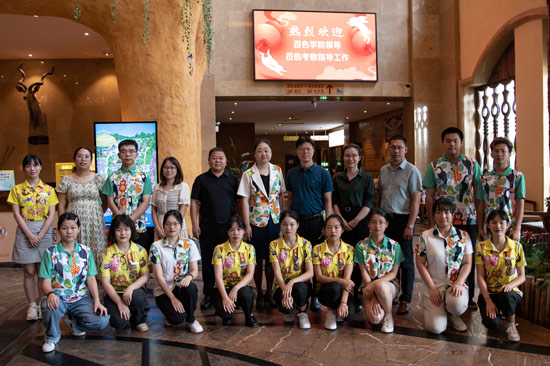 在厦门灵玲国际马戏城就业或实习的百色学院学生与企业高管及学校老师合影  邓民胜 摄