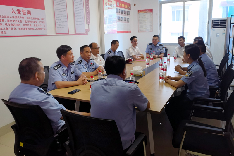 融水县烟草专卖局党支部与县公安局第六党支部开展党建工作交流会。黄颖摄