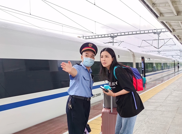 全州南站工作人员引导旅客乘车。卢穗萍摄