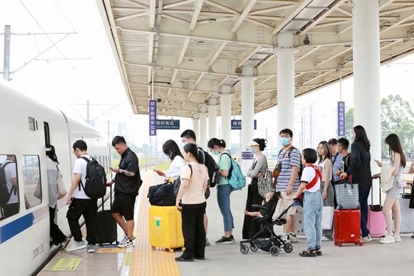 梧州南站旅客有序乘车。吴胜萍摄