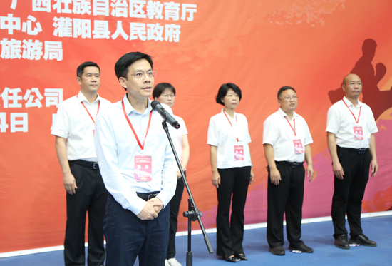 广西体操武术运动发展中心主任黎胜宣布比赛开赛。时荣林摄