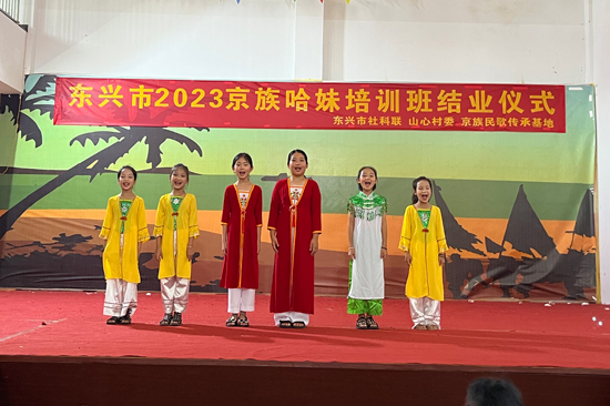 学员们在结业仪式上唱哈。谢芳摄