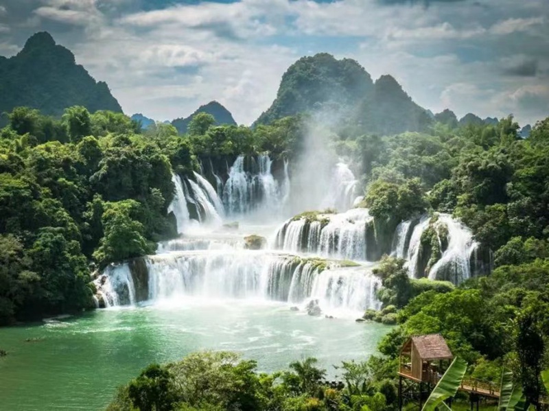 德天跨国瀑布景区。