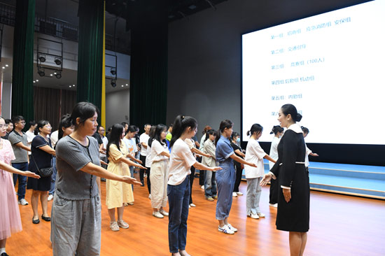 （礼仪导师带领志愿者进行实操演习）