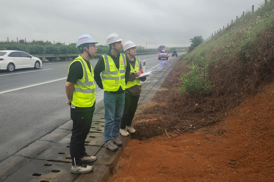 公司有关负责人深入水毁边坡现场勘查。柳州高速来宾分公司供图