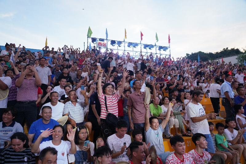 观众为球员欢呼呐喊。兴业县委宣传部供图