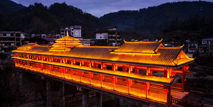 夜幕降临瑶乡风雨桥齐放光彩，照得瑶乡各族群众心里亮