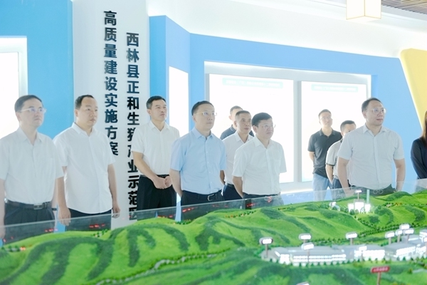 罗湖区党政代表团考察正和牧业。黄燕群摄