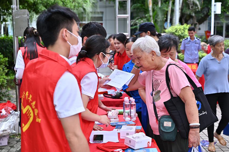 活动现场居民积极参加金融知识问答活动。光大银行南宁分行供图