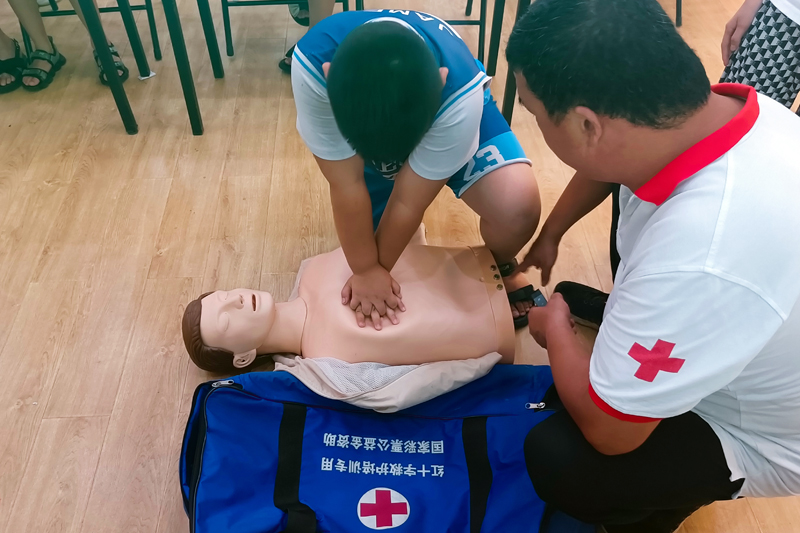志愿者老师进行防溺水应急救护技能培训。黎学武摄