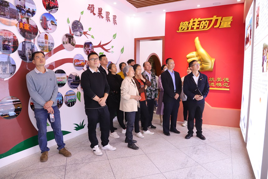 参观清廉家风馆。象州县纪委监委供