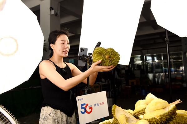 凭祥智能快递电商产业园“主播”在直播带货。黄祯光摄