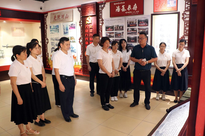 陳村小學中開展“追尋紅色足跡 傳承清廉之風”主題黨日活動。