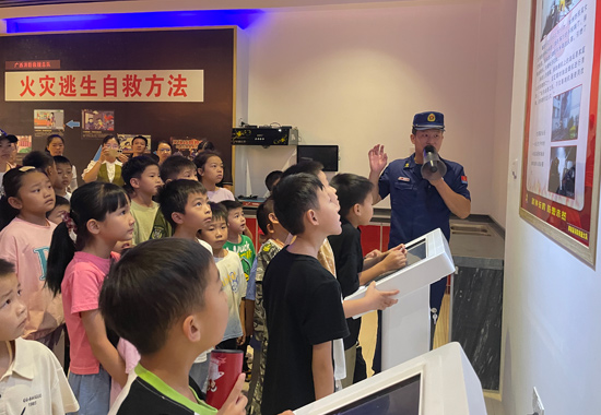 为小朋友讲解家庭火灾案例。