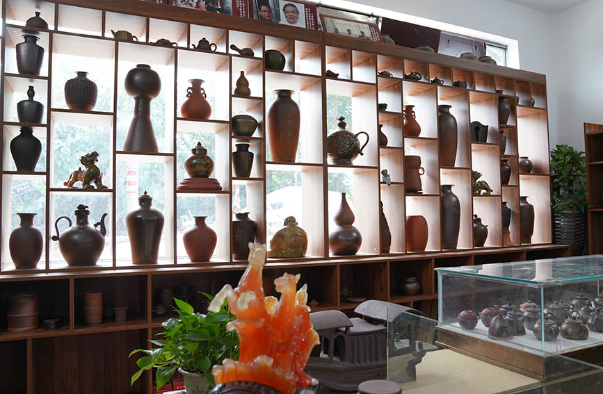 邹圩镇红陶制品示范基地红陶展示。黄日强摄