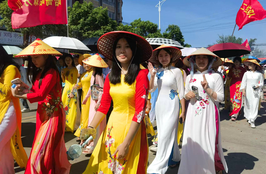 迎神隊伍中的京族女孩。徐偉攝