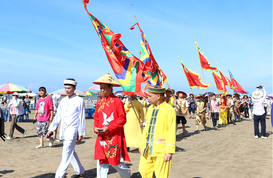 迎神隊伍來到海邊。